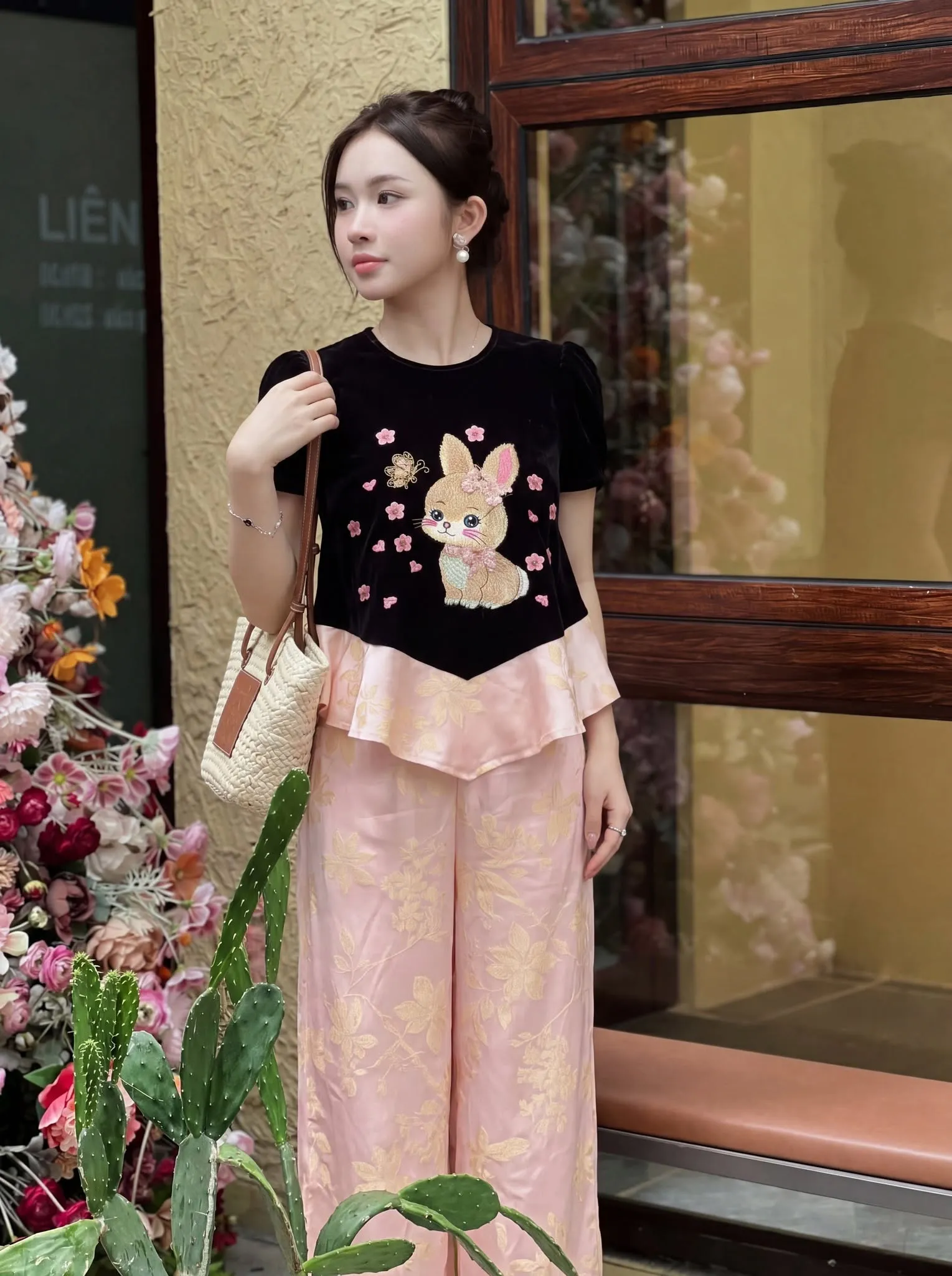 SET ÁO NHUNG THE THÊU THỎ ĐÍNH KIM SA PHỐI QUẦN LỤA GẤM