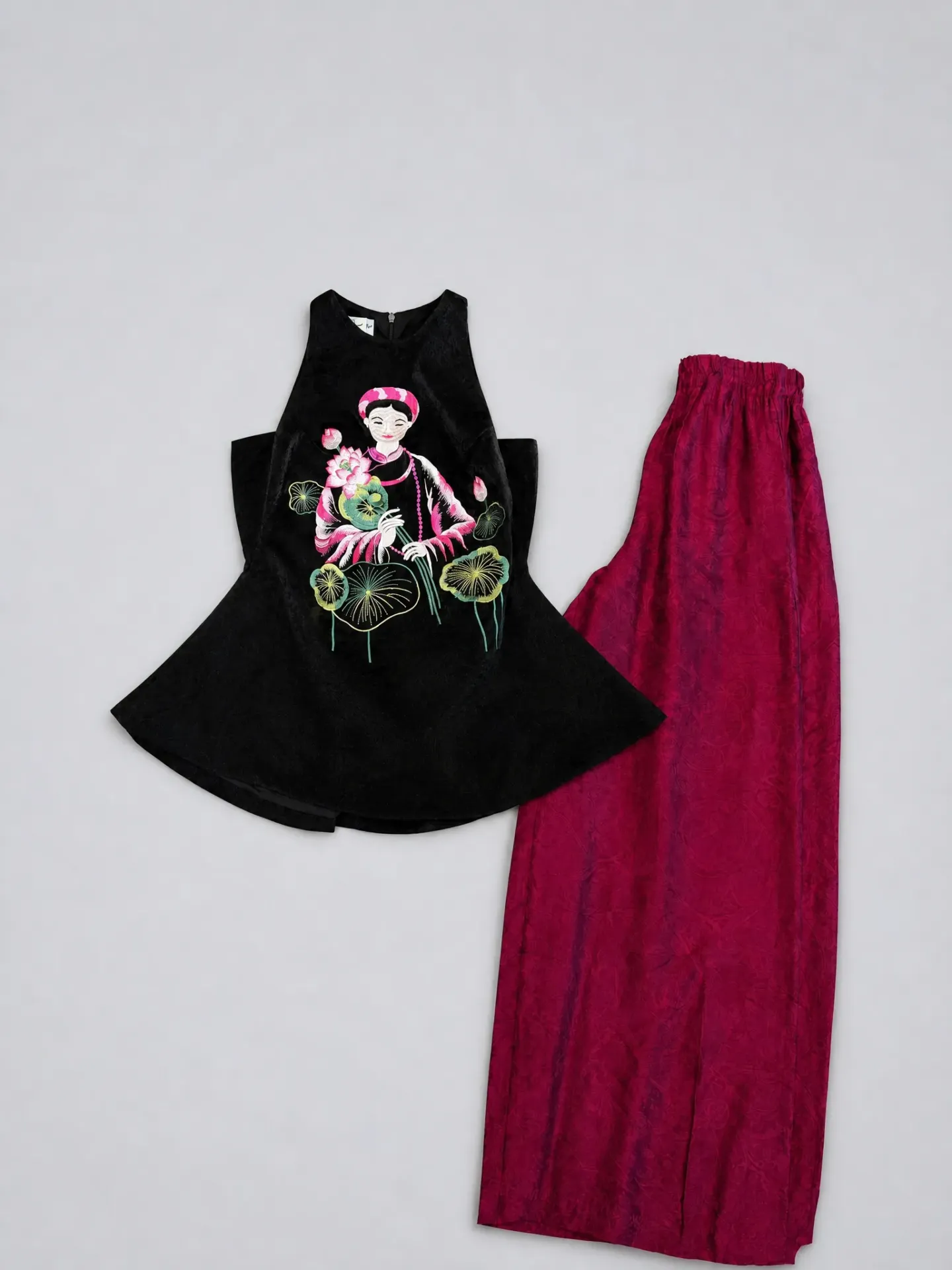 Set Đen phối quần đỏ hồng