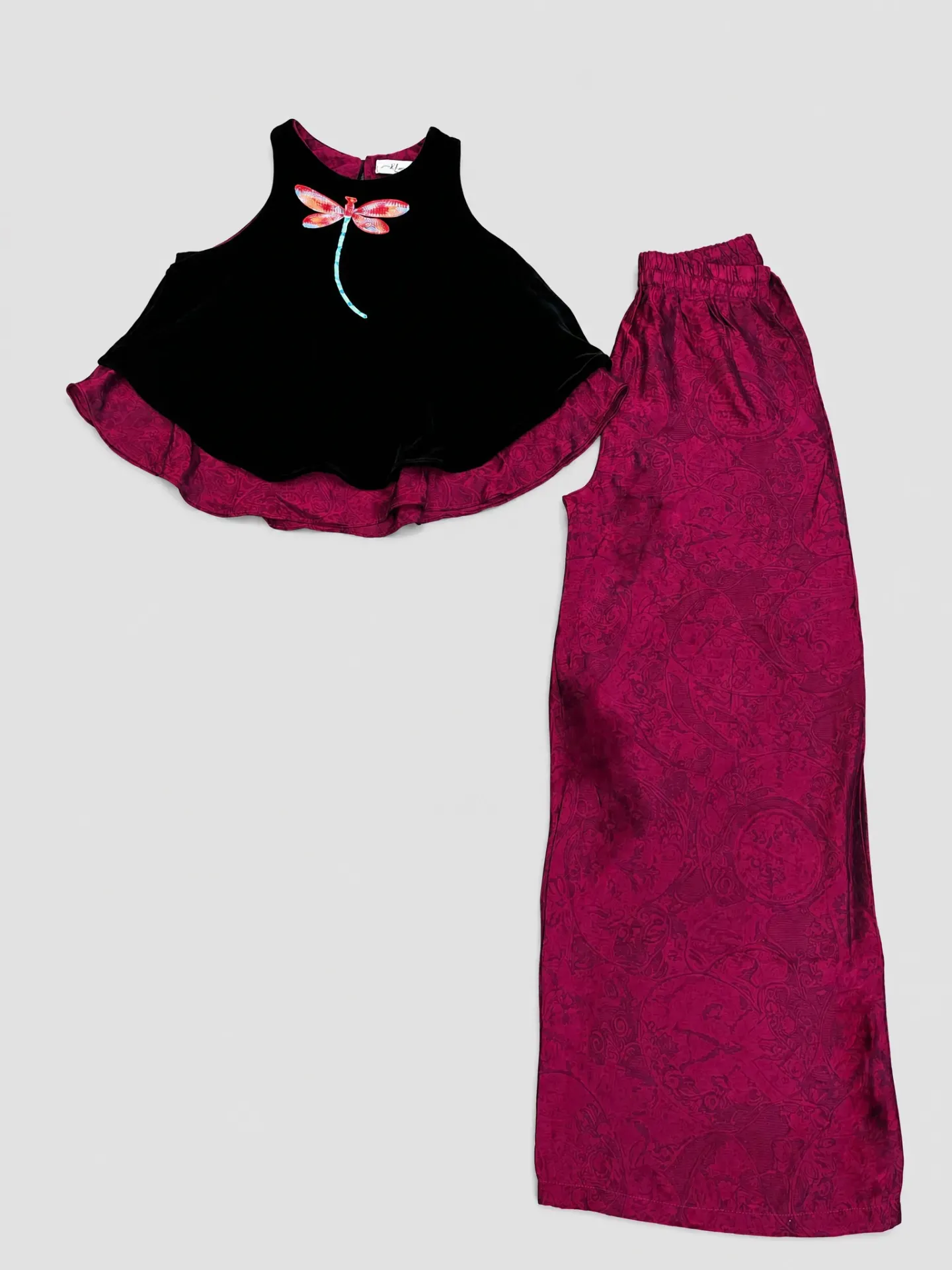 Set Áo Đen + Quẩn đỏ đô