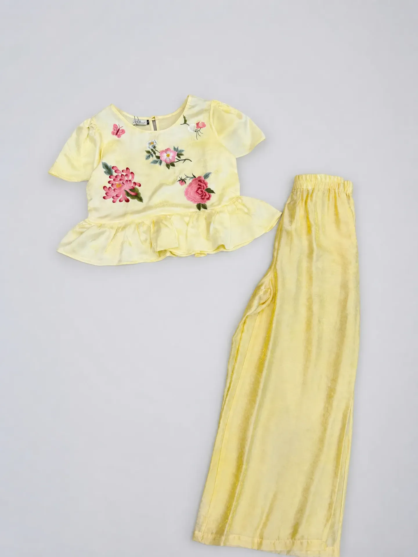 Set Vàng phối quần vàng
