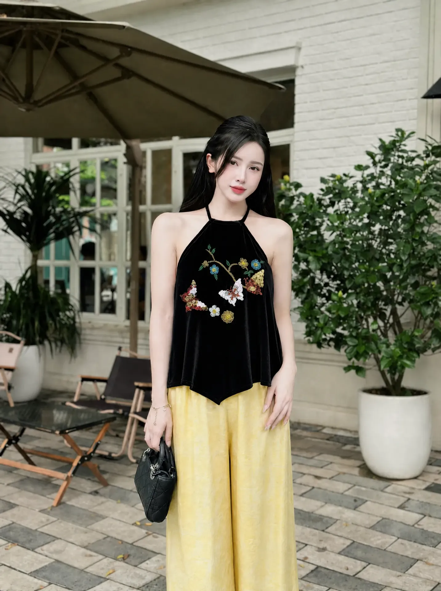Set Yếm nhung đen + Quần lụa vàng  