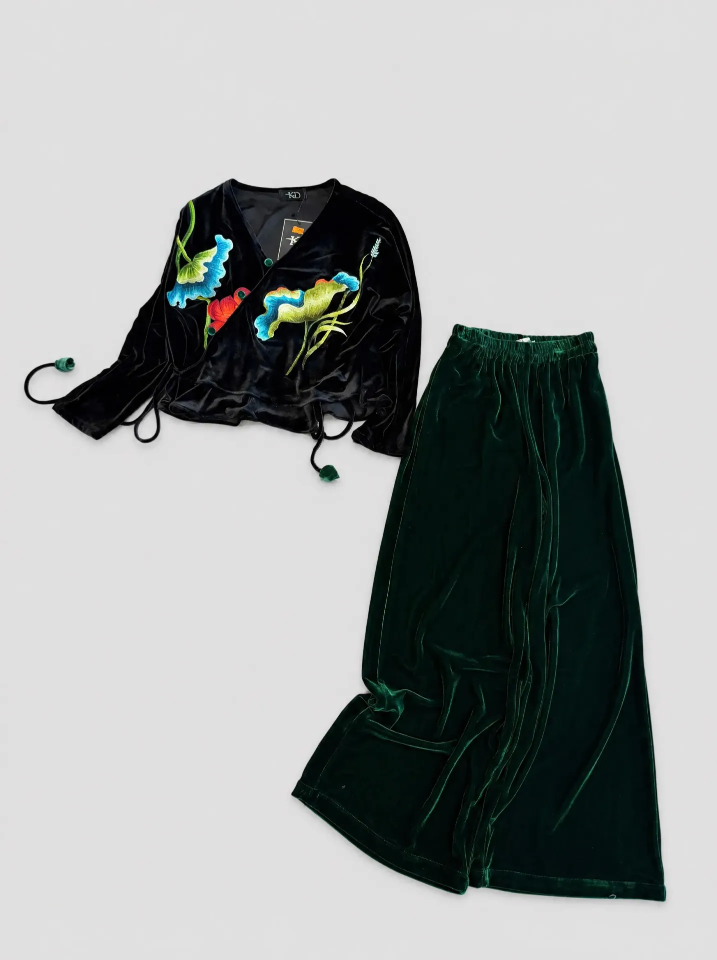 Set Áo nhung đen + quần nhung xanh rêu