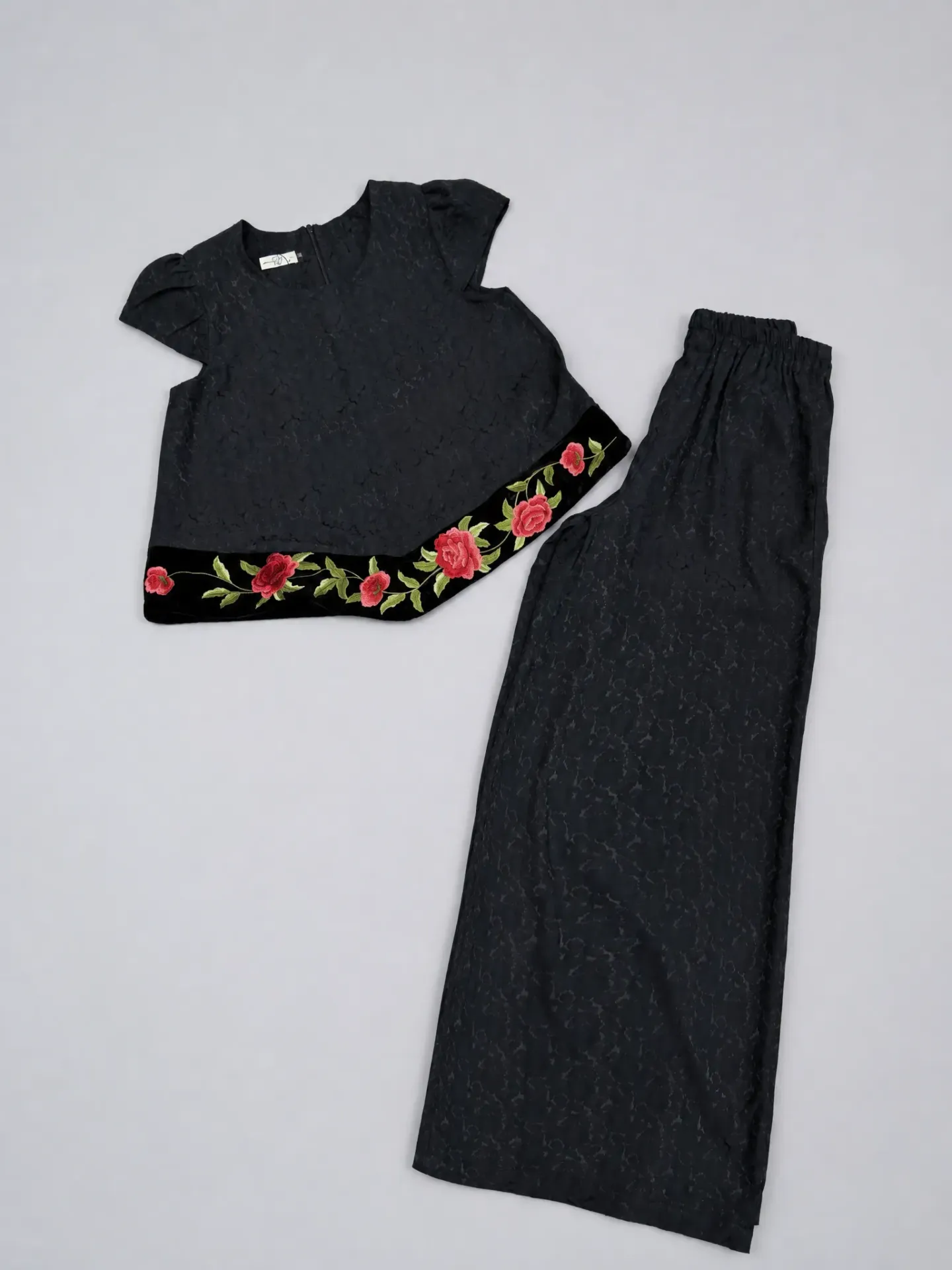 Set Đen phối quần đen